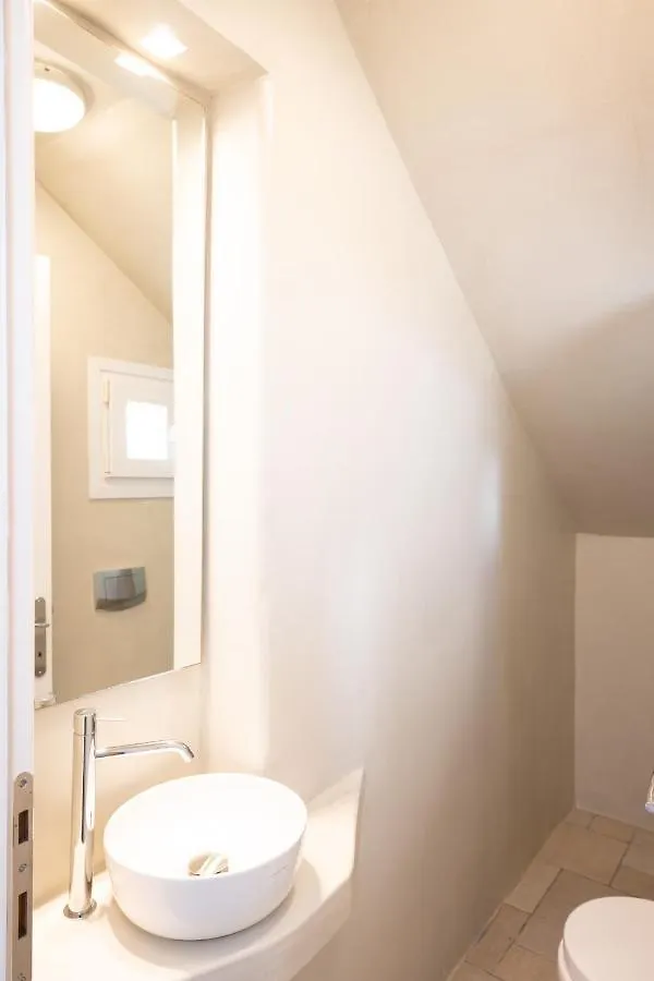 B&B Blue, White And Grey Suites 오르노스