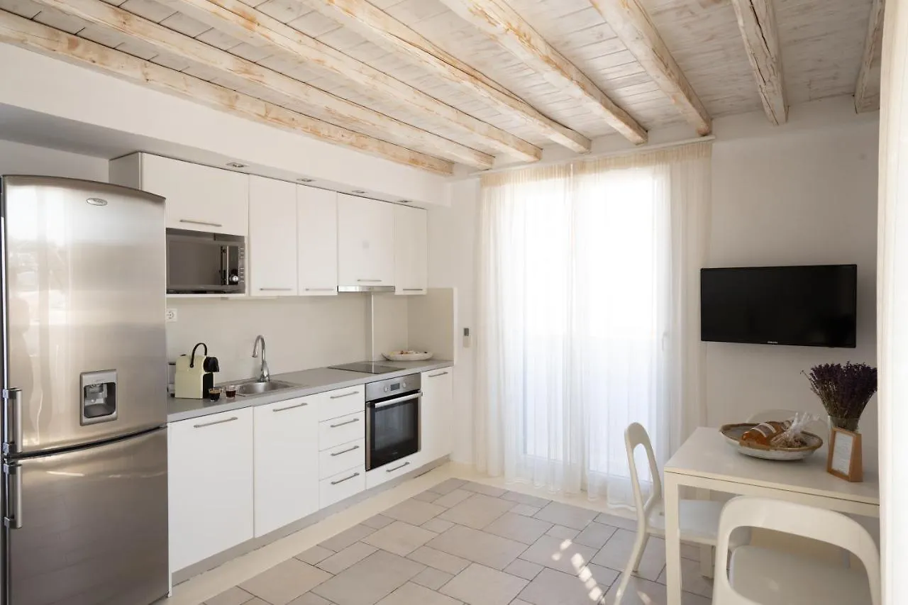 Blue, White And Grey Suites 오르노스 B&B