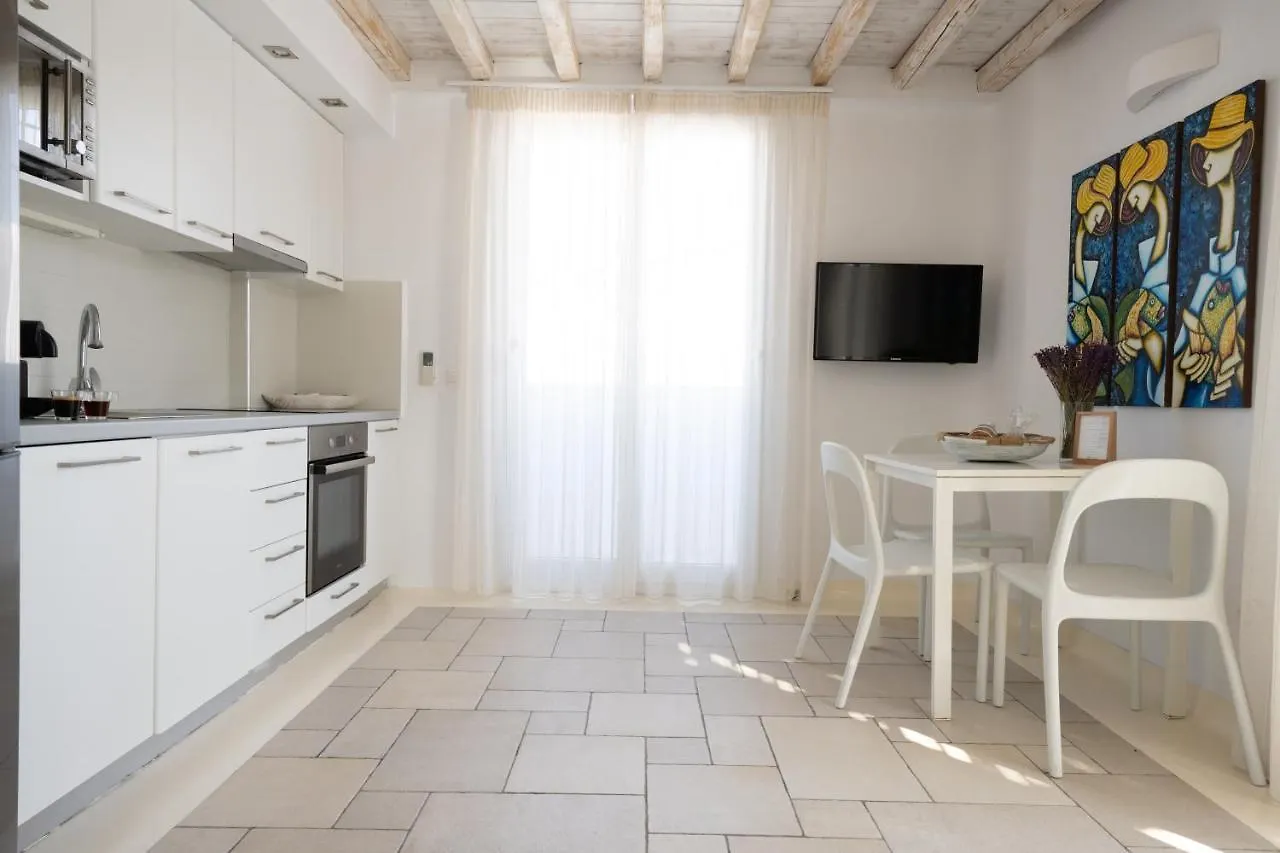B&B Blue, White And Grey Suites 오르노스