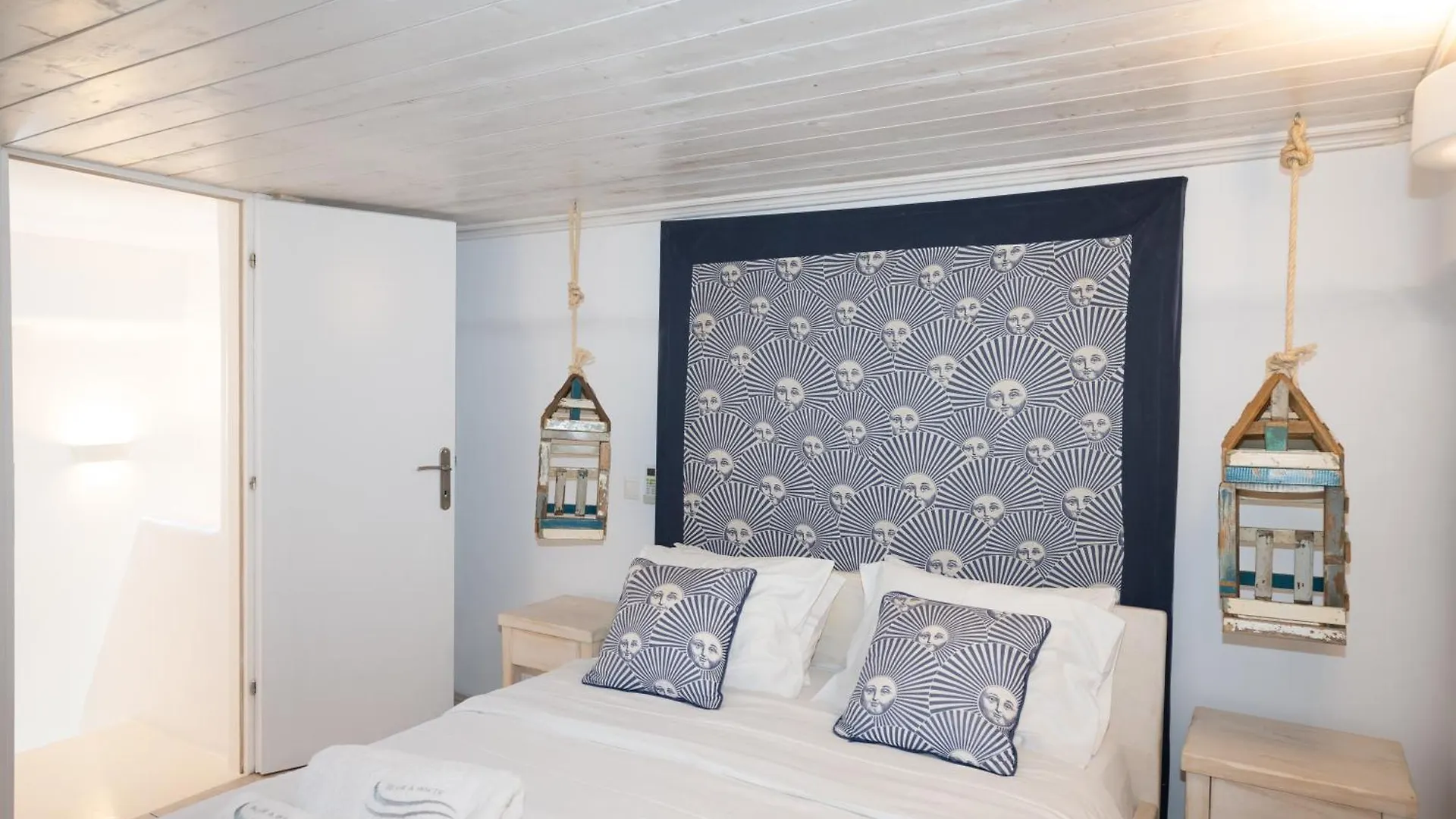 Blue, White And Grey Suites 오르노스 B&B